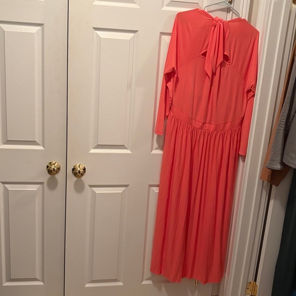 Eloquii PeachLong Sleeve Dress
NWT women’s size 20W
Beautiful neck back details - Picture 5 of 9